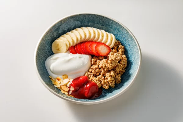 Гранола со свежими ягодами