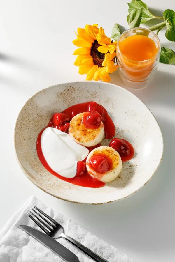 Сырники с клубничным соусом и сметаной